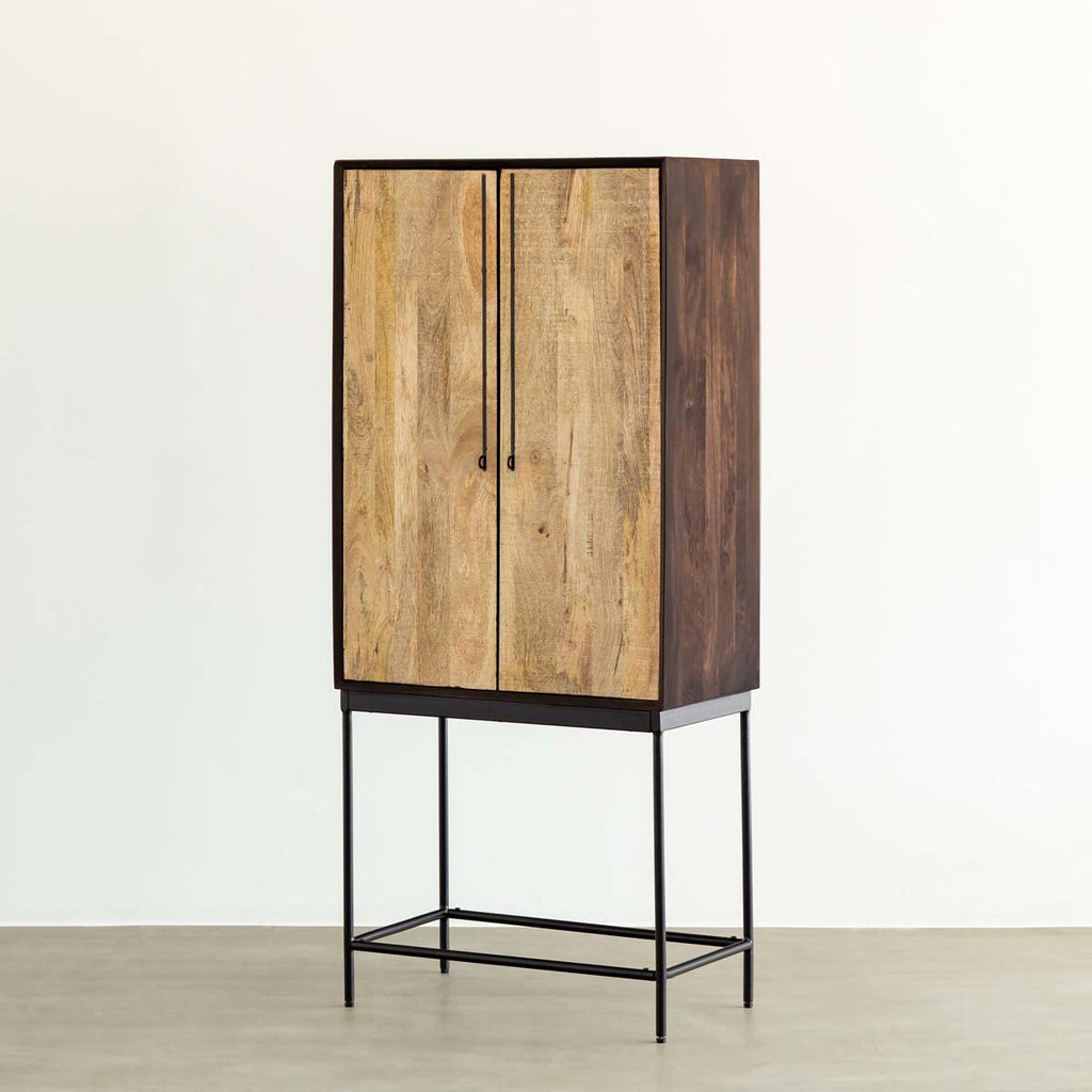 木材とスリムなアイアンを使用したヴィンテージデザインのキャビネット