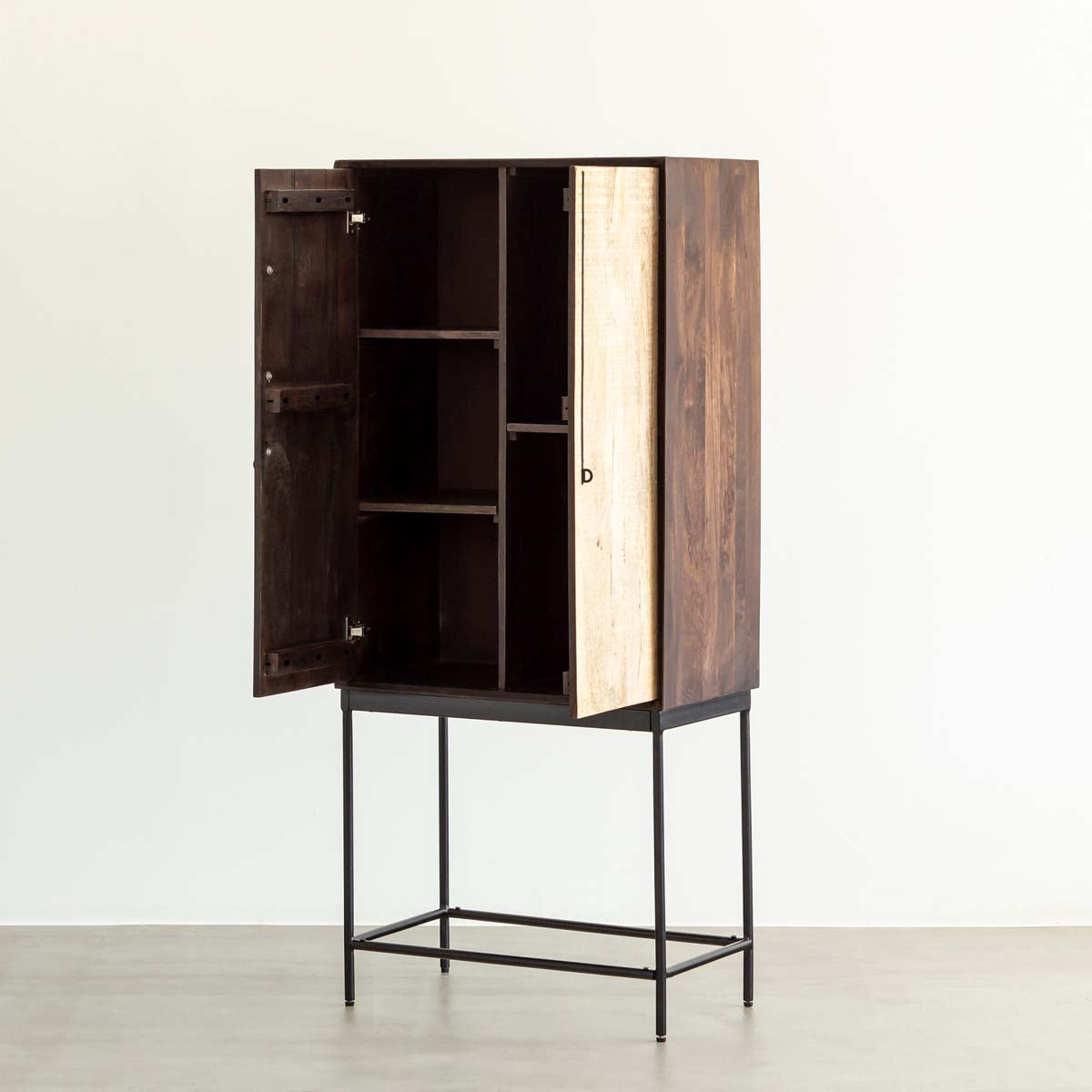 木材とスリムなアイアンを使用したヴィンテージデザインのキャビネット（棚内部）