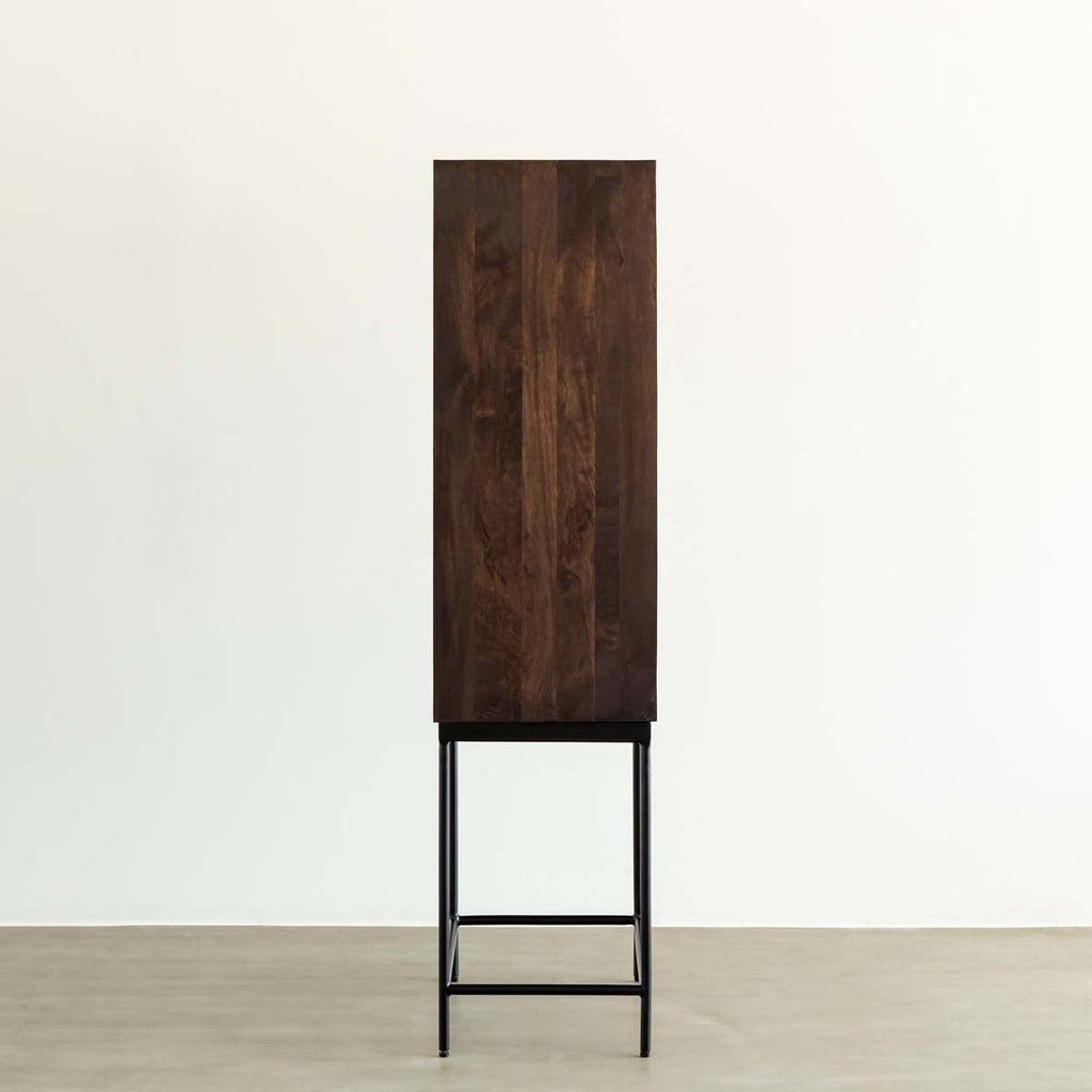 木材とスリムなアイアンを使用したヴィンテージデザインのキャビネット（横向き）