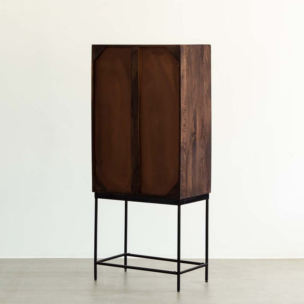 木材とスリムなアイアンを使用したヴィンテージデザインのキャビネット（斜め向き・後ろからのアングル）