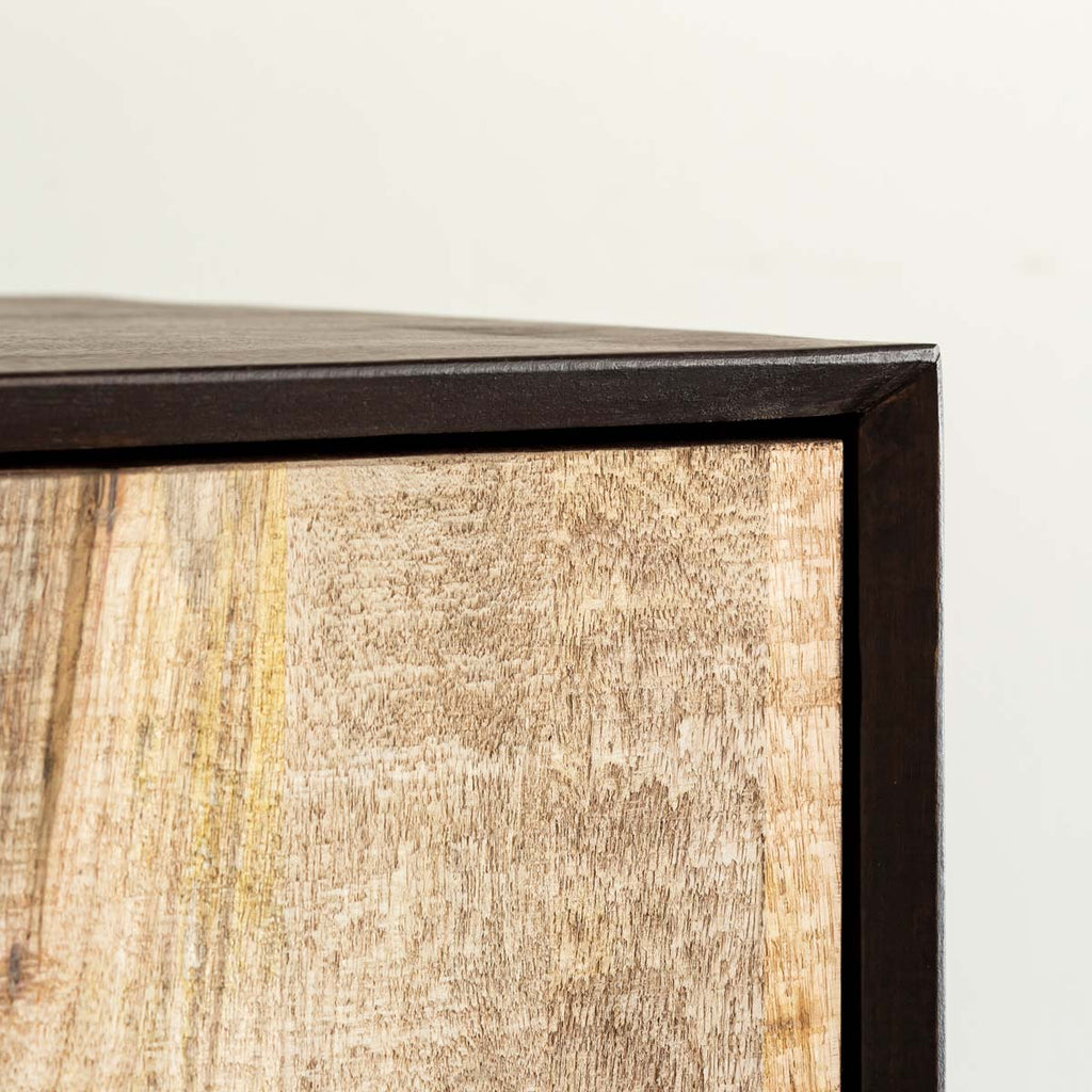 木材とスリムなアイアンを使用したヴィンテージデザインのキャビネット（フレーム部・クローズアップ）