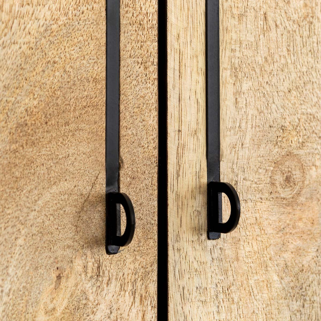 木材とスリムなアイアンを使用したヴィンテージデザインのキャビネット（取っ手部分・クローズアップ）