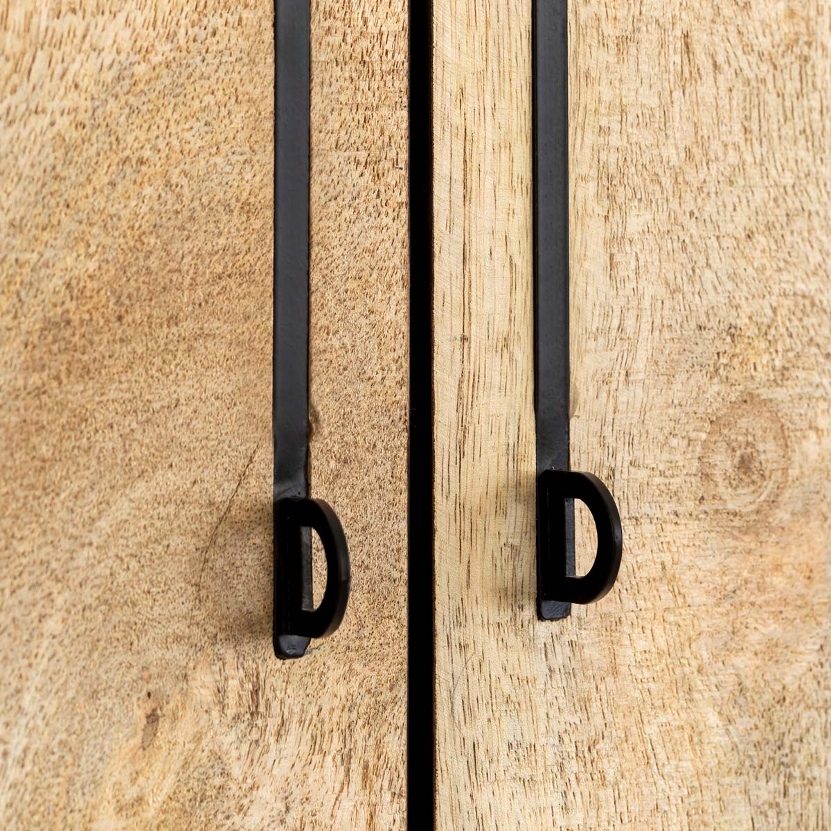 木材とスリムなアイアンを使用したヴィンテージデザインのキャビネット（取っ手部分・クローズアップ）