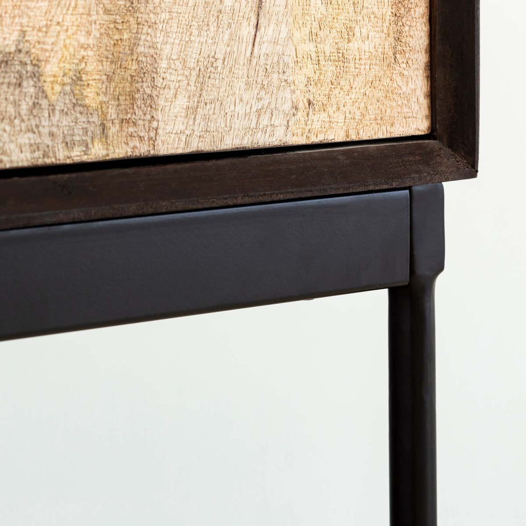 木材とスリムなアイアンを使用したヴィンテージデザインのキャビネット（フレームと脚の繋ぎ目部分）