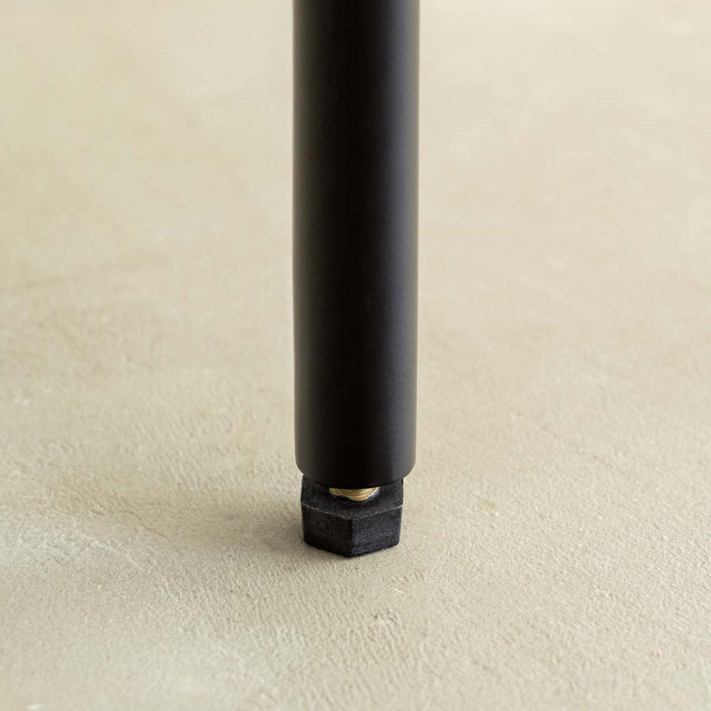 木材とスリムなアイアンを使用したヴィンテージデザインのキャビネット（脚部分・クローズアップ）