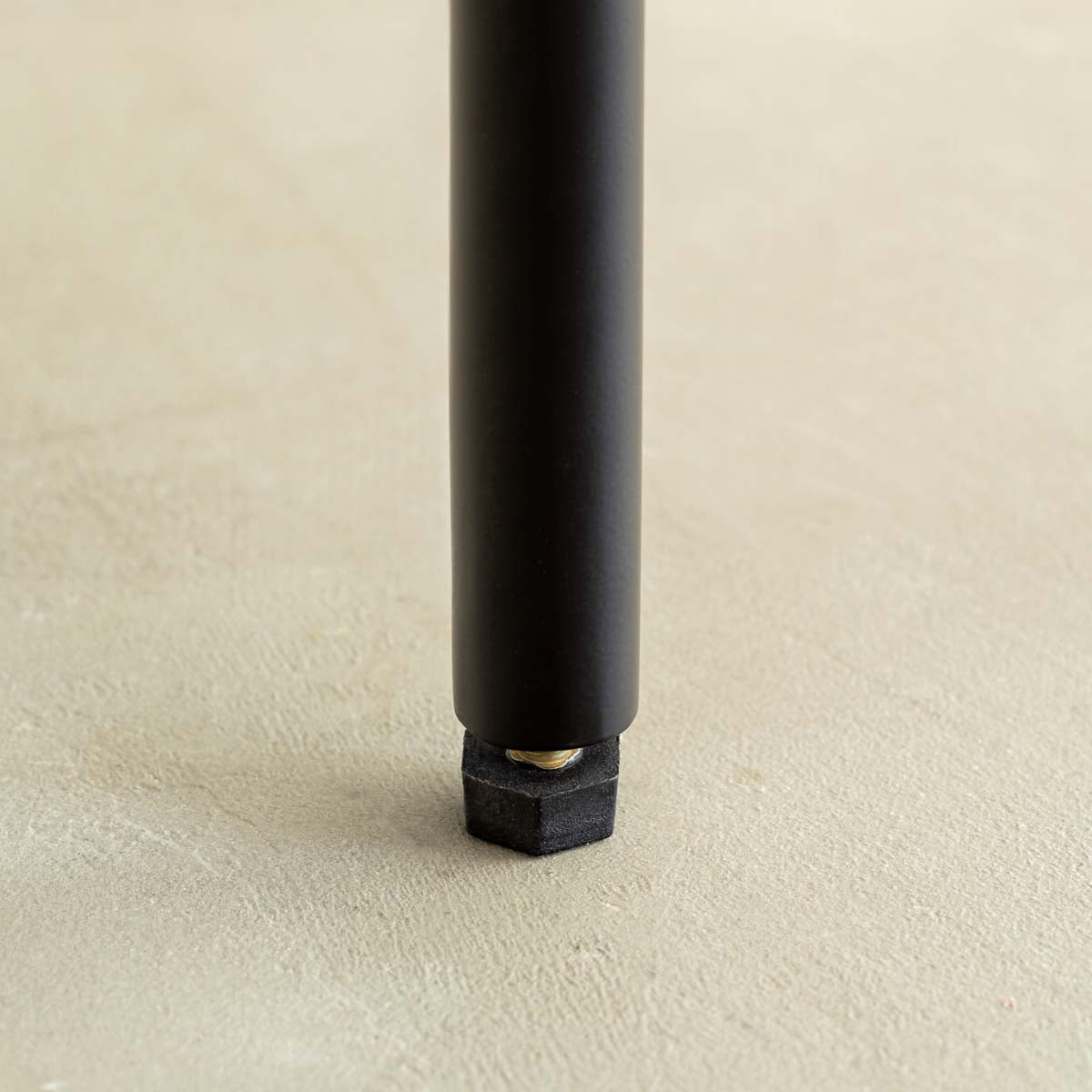 木材とスリムなアイアンを使用したヴィンテージデザインのキャビネット（脚部分・クローズアップ）