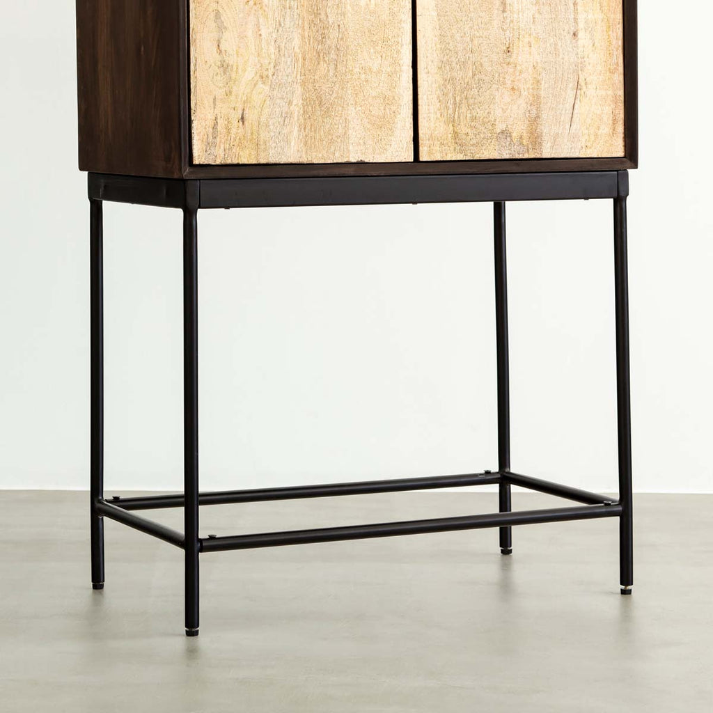 木材とスリムなアイアンを使用したヴィンテージデザインのキャビネット（脚部分）