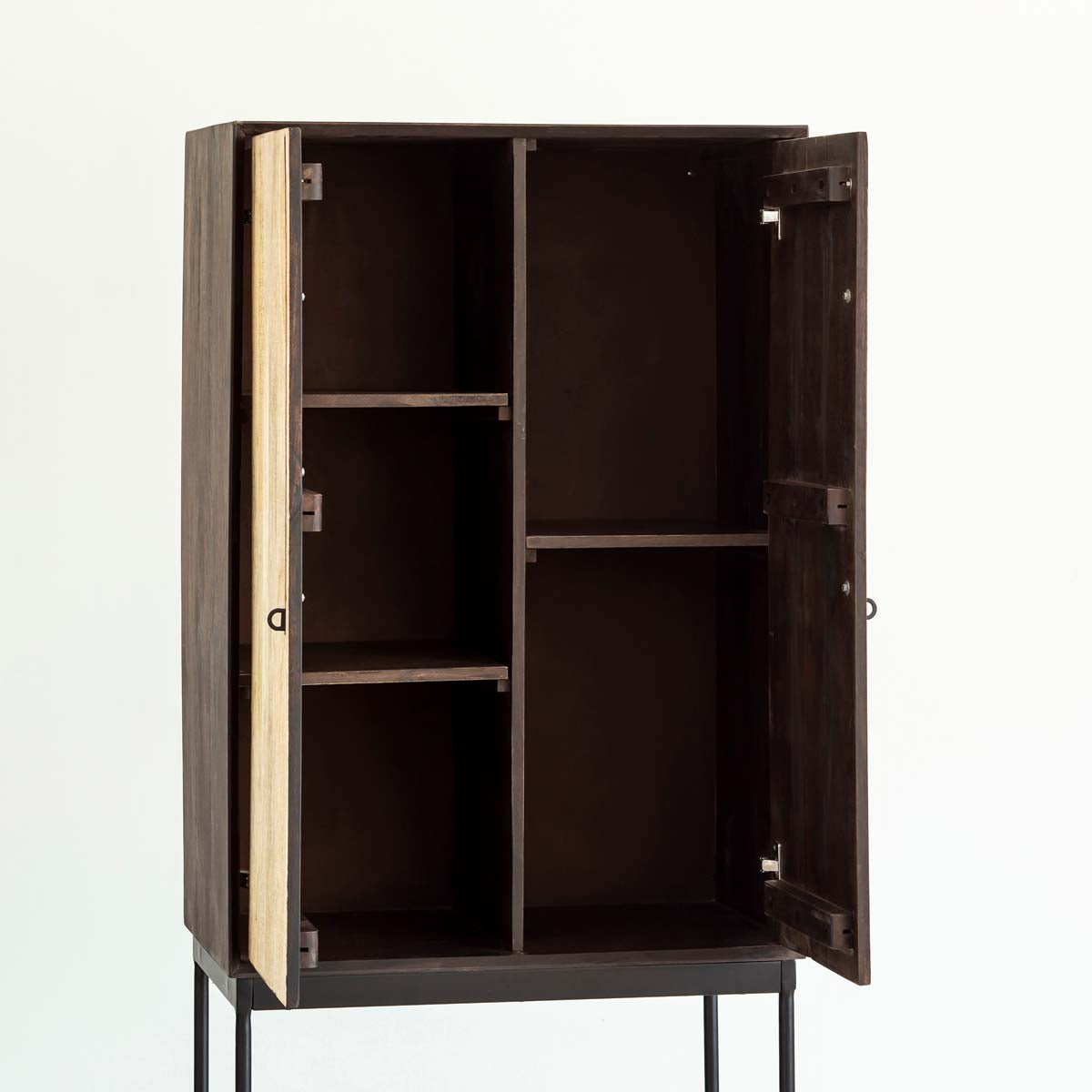 木材とスリムなアイアンを使用したヴィンテージデザインのキャビネット（棚内部・クローズアップ）