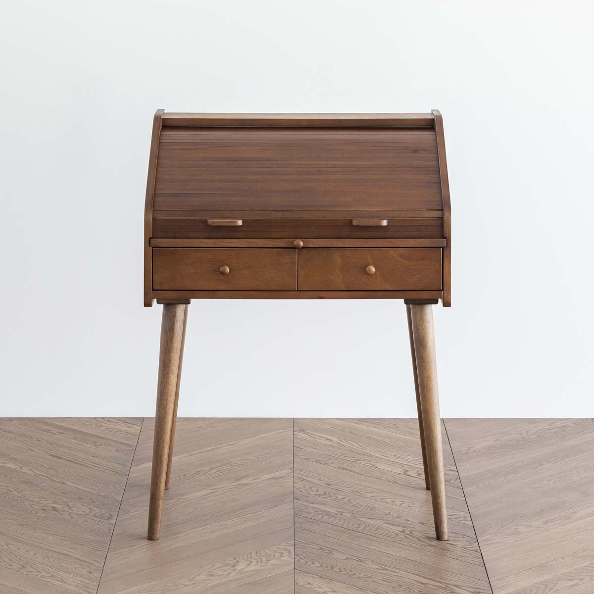 Gemoneのバユール材の突き板を使用したスカンジナビアンデザインを思わせるライティングデスク