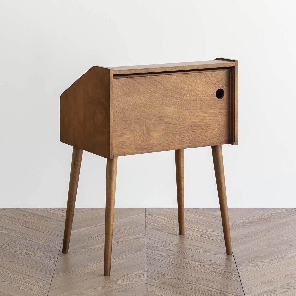 Gemoneのバユール材の突き板を使用したスカンジナビアンデザインを思わせるライティングデスクの背面