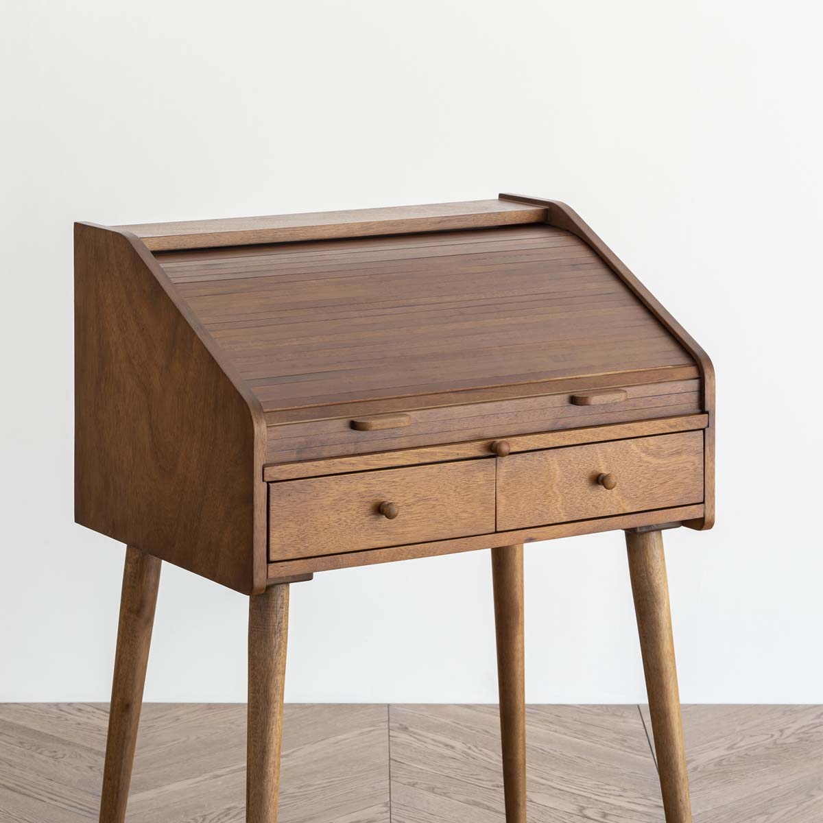 Gemoneのバユール材の突き板を使用したスカンジナビアンデザインを思わせるライティングデスク2