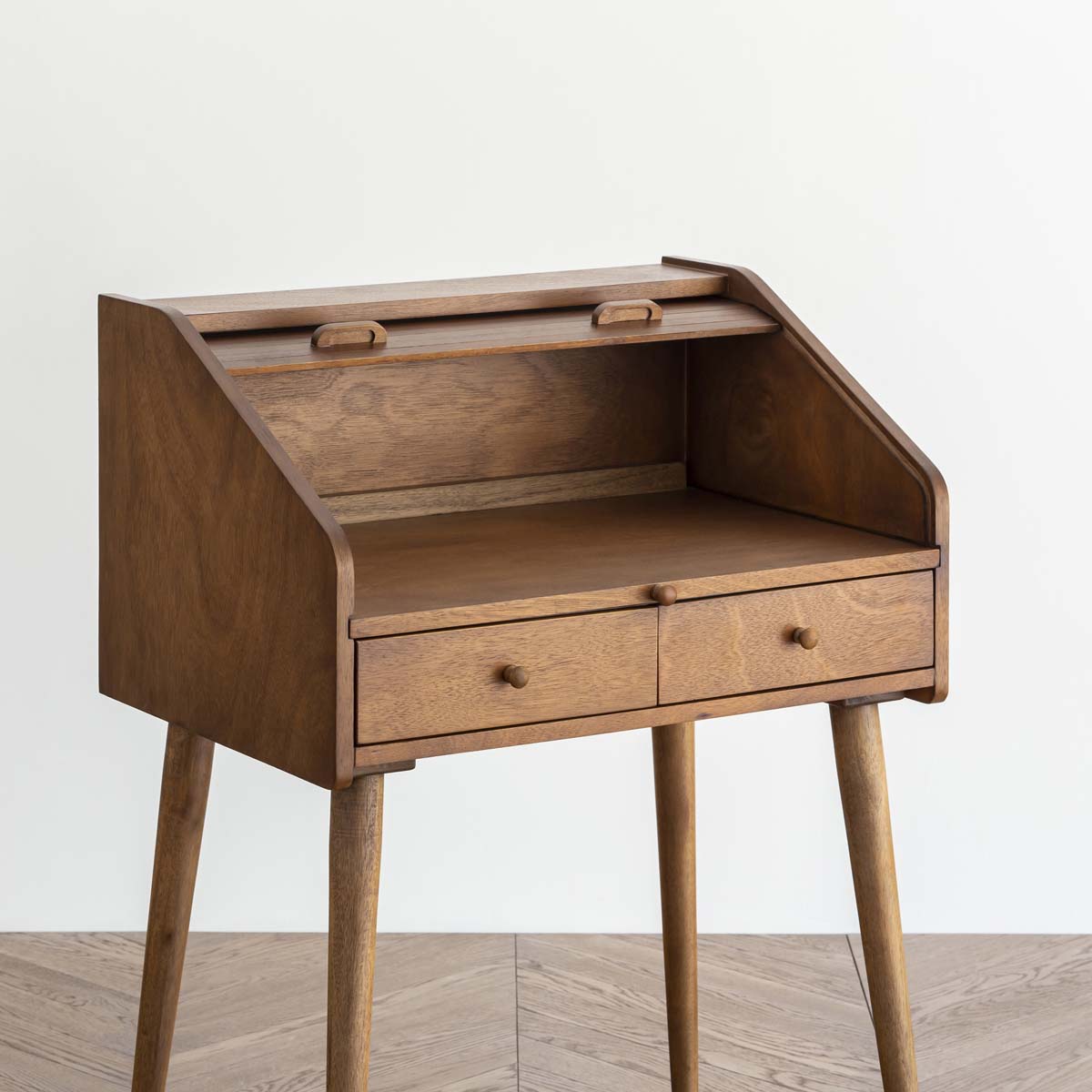 Gemoneのバユール材の突き板を使用したスカンジナビアンデザインを思わせるライティングデスクのカバー開閉時