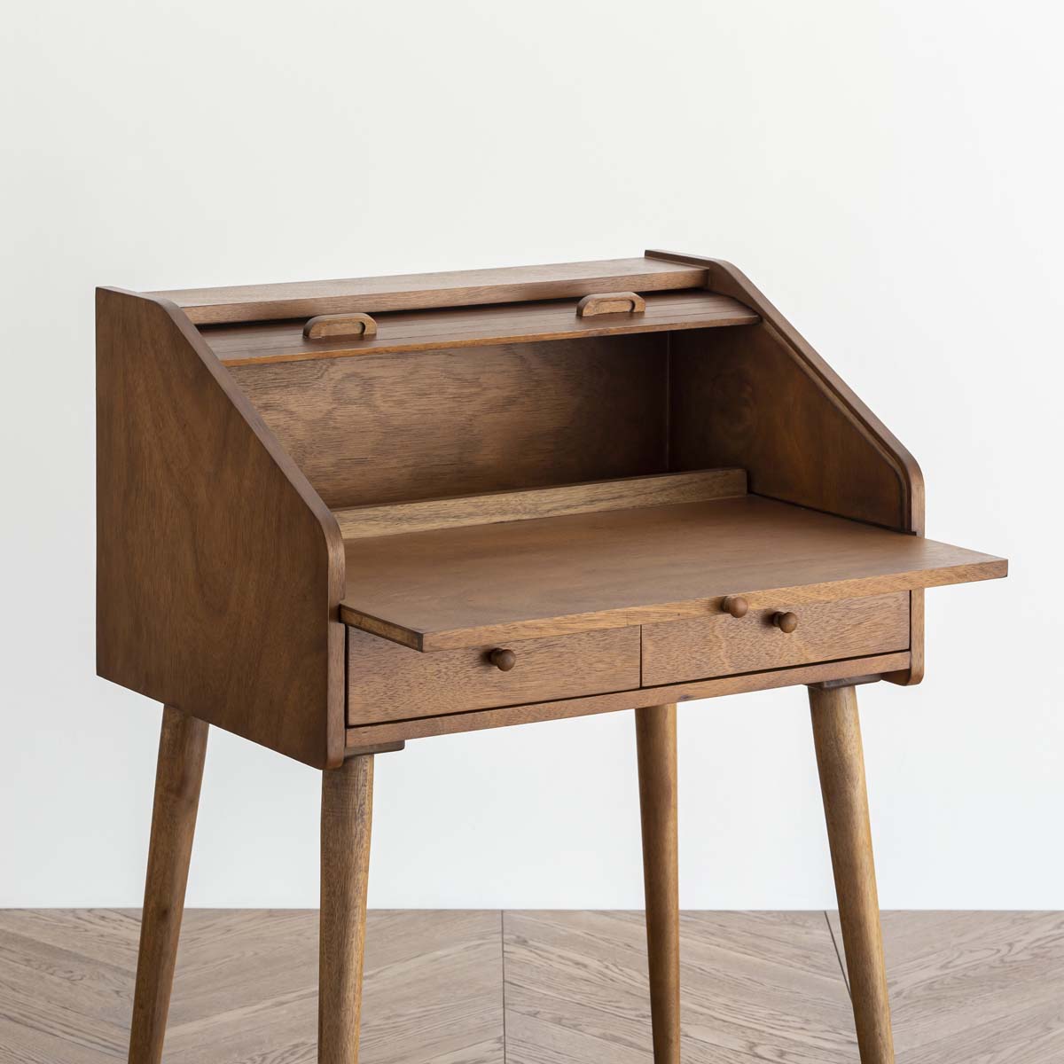 Gemoneのバユール材の突き板を使用したスカンジナビアンデザインを思わせるライティングデスクのスライド使用時