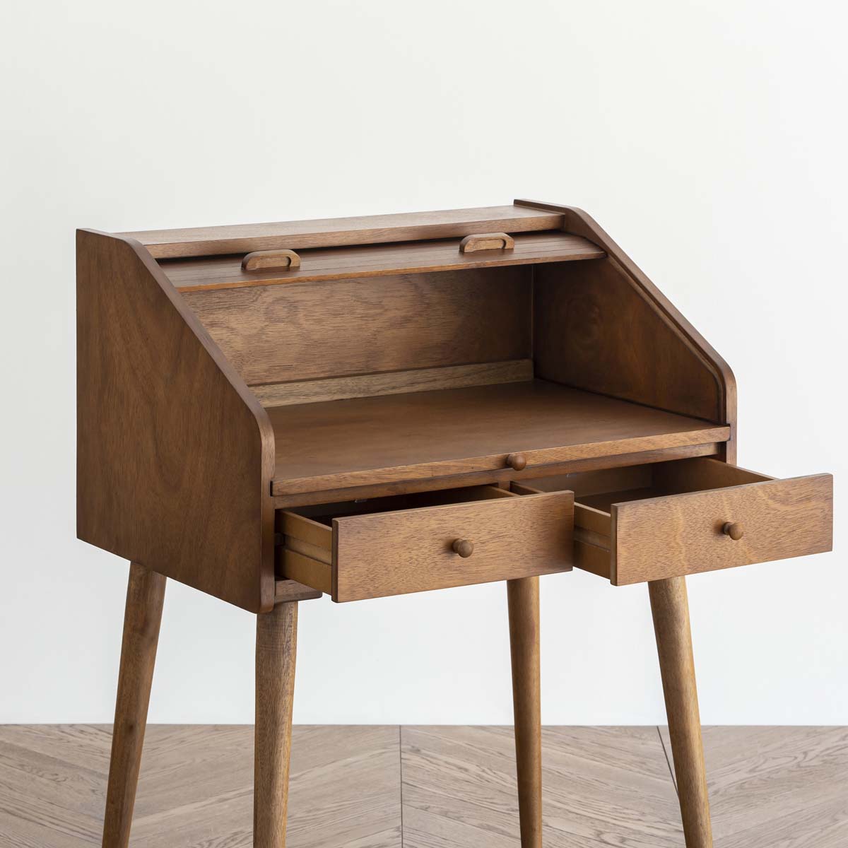 Gemoneのバユール材の突き板を使用したスカンジナビアンデザインを思わせるライティングデスクの引き出し