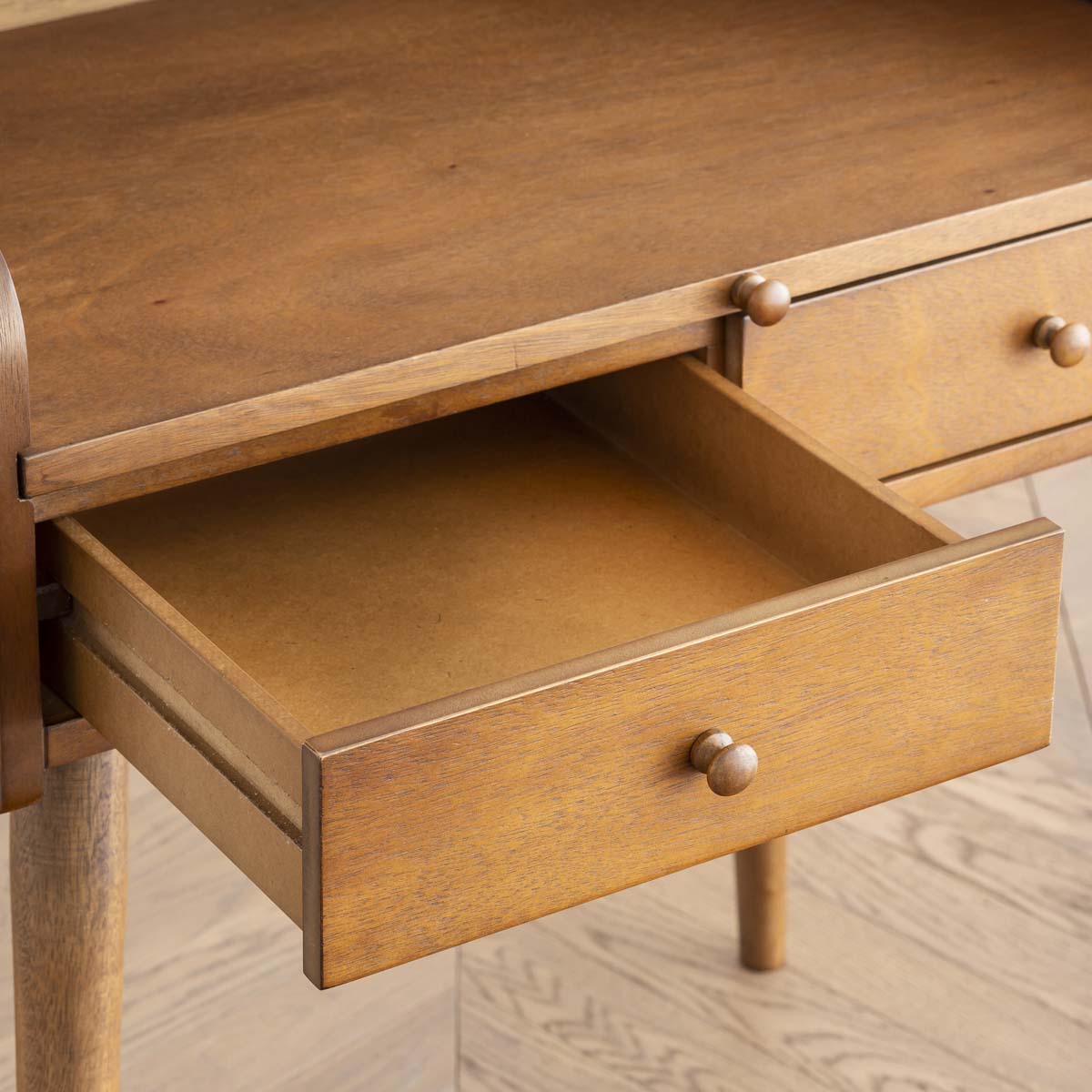 Gemoneのバユール材の突き板を使用したスカンジナビアンデザインを思わせるライティングデスクの引き出し内部