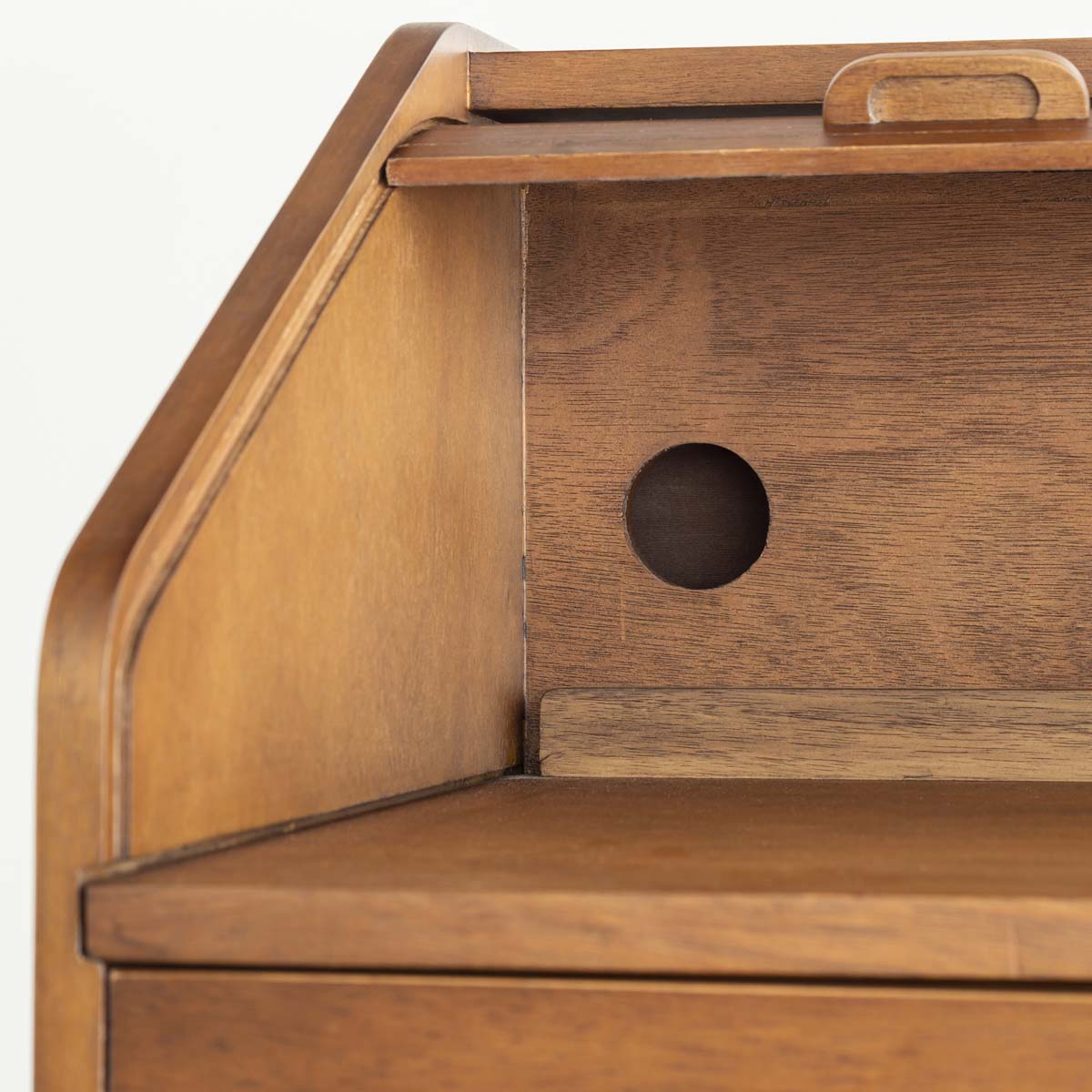 Gemoneのバユール材の突き板を使用したスカンジナビアンデザインを思わせるライティングデスクの内側