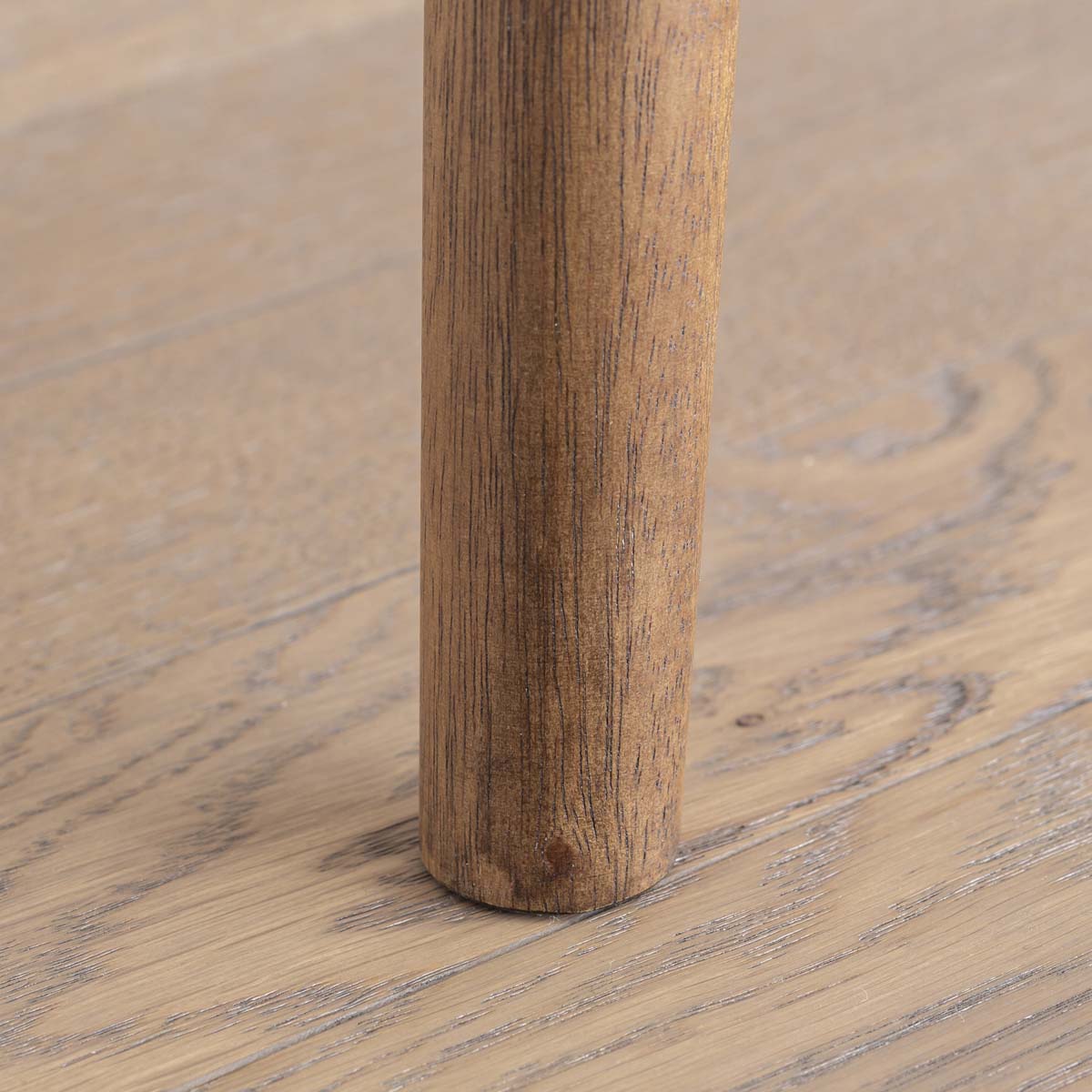 Gemoneのバユール材の突き板を使用したスカンジナビアンデザインを思わせるライティングデスクの脚