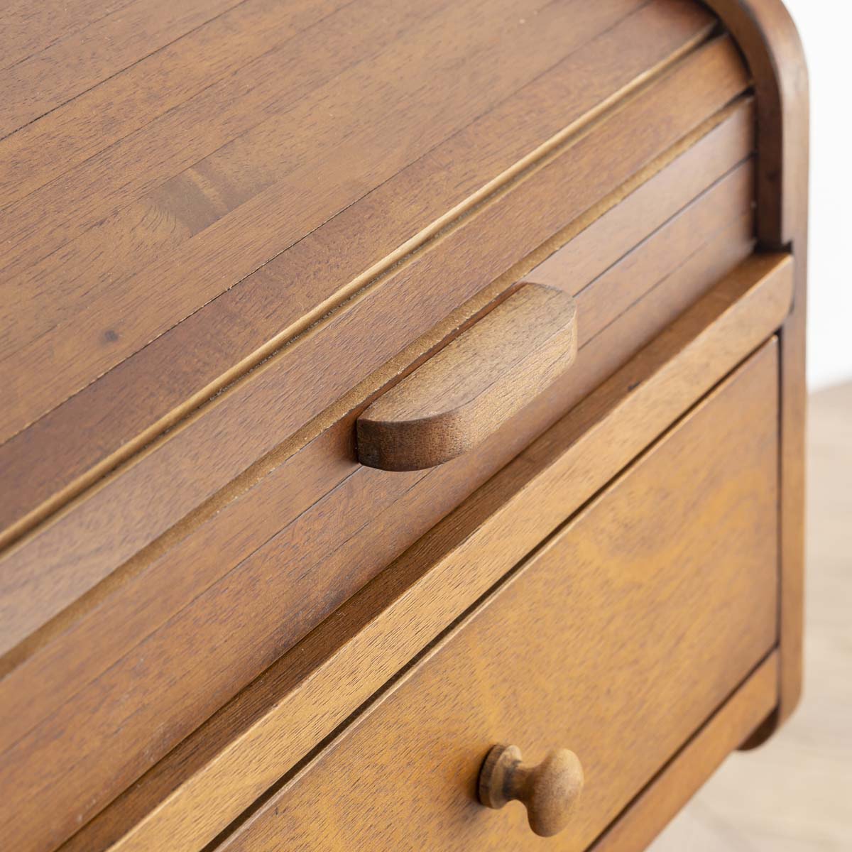 Gemoneのバユール材の突き板を使用したスカンジナビアンデザインを思わせるライティングデスクの取手