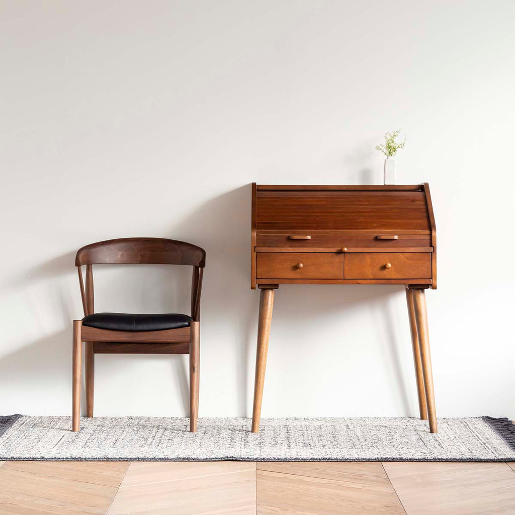 Gemoneのバユール材の突き板を使用したスカンジナビアンデザインを思わせるライティングデスクの使用例