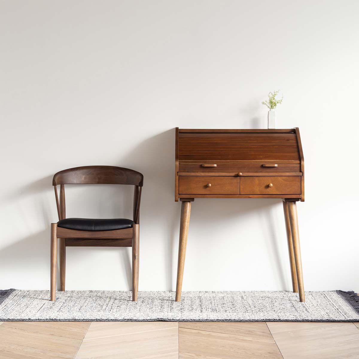 Gemoneのバユール材の突き板を使用したスカンジナビアンデザインを思わせるライティングデスクの使用例