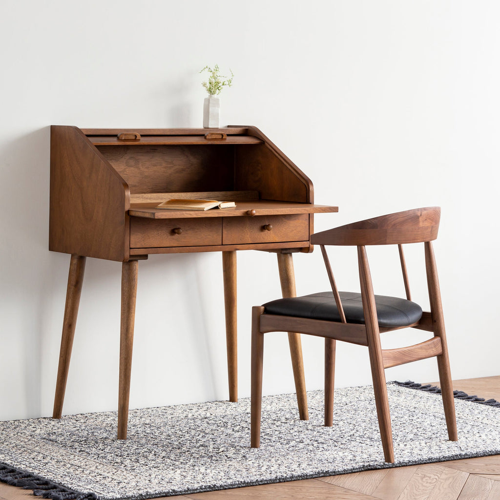 Gemoneのバユール材の突き板を使用したスカンジナビアンデザインを思わせるライティングデスクの使用例1