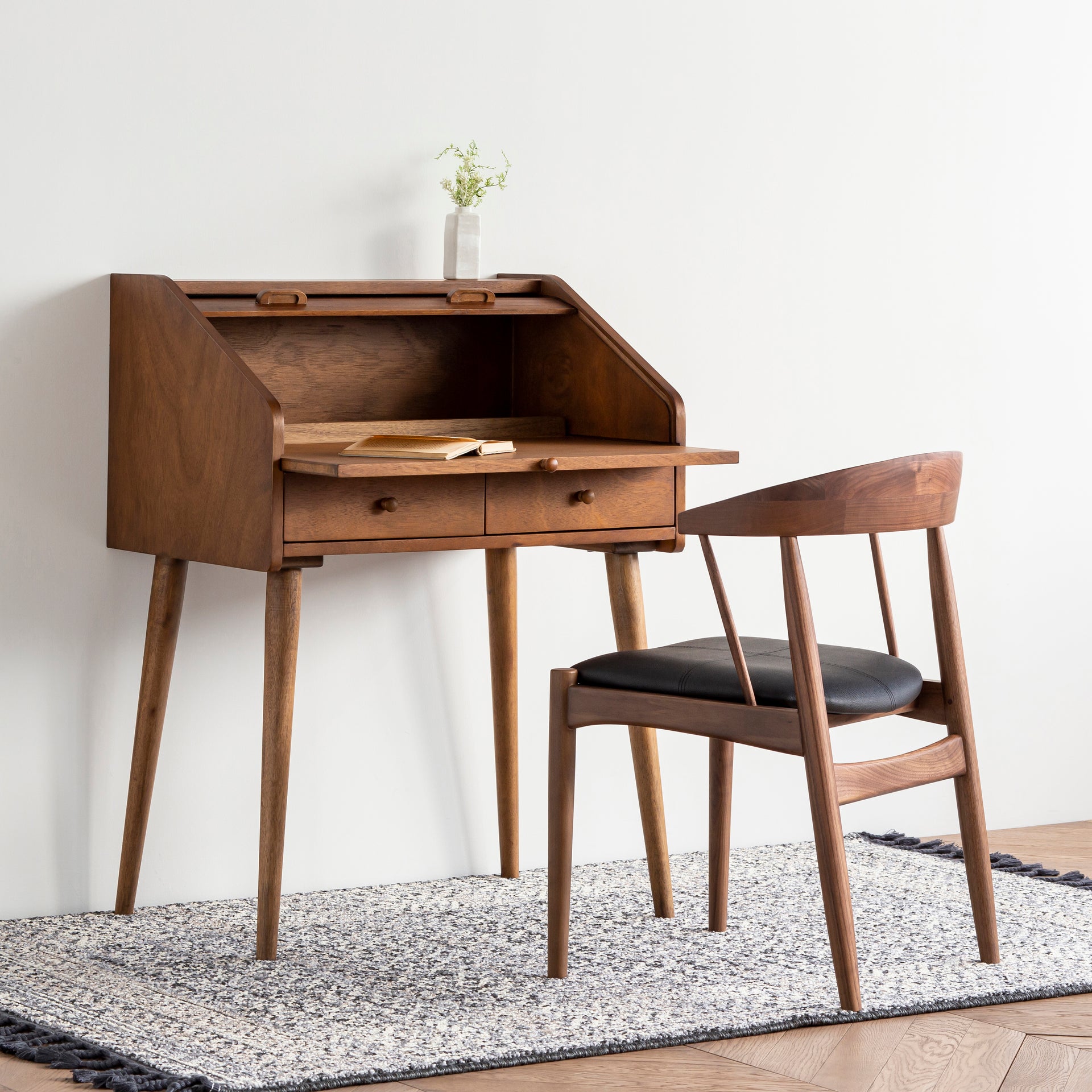 Gemoneのバユール材の突き板を使用したスカンジナビアンデザインを思わせるライティングデスクの使用例1