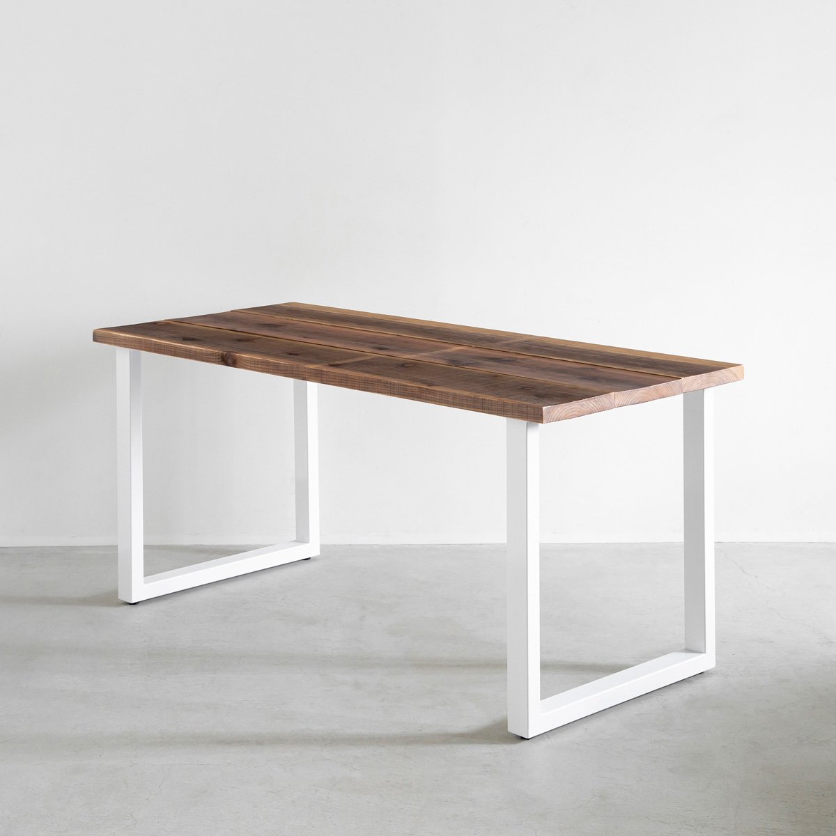 かなでもののヴィンテージ風杉無垢とホワイトのスクエアの鉄脚を組み合わせたシンプルモダンなテーブル