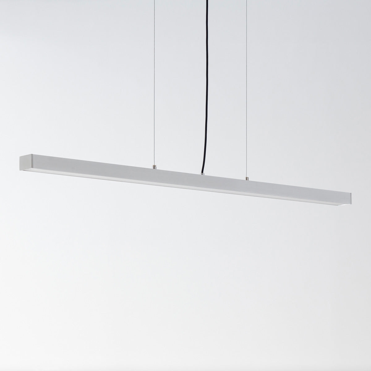 フラットでストレートなデザインが美しいシルバーのLEDハンギングライト