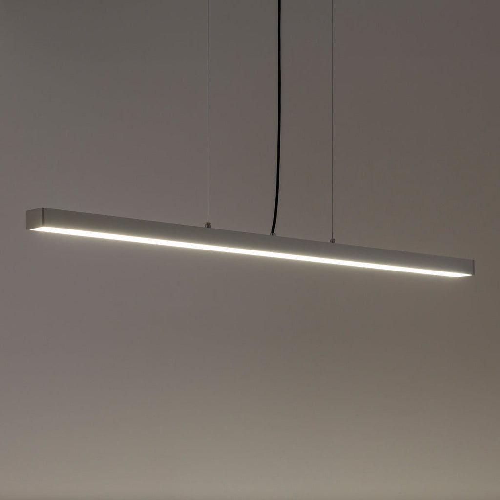 フラットでストレートなデザインが美しいシルバーのLEDハンギングライト(点灯時１)