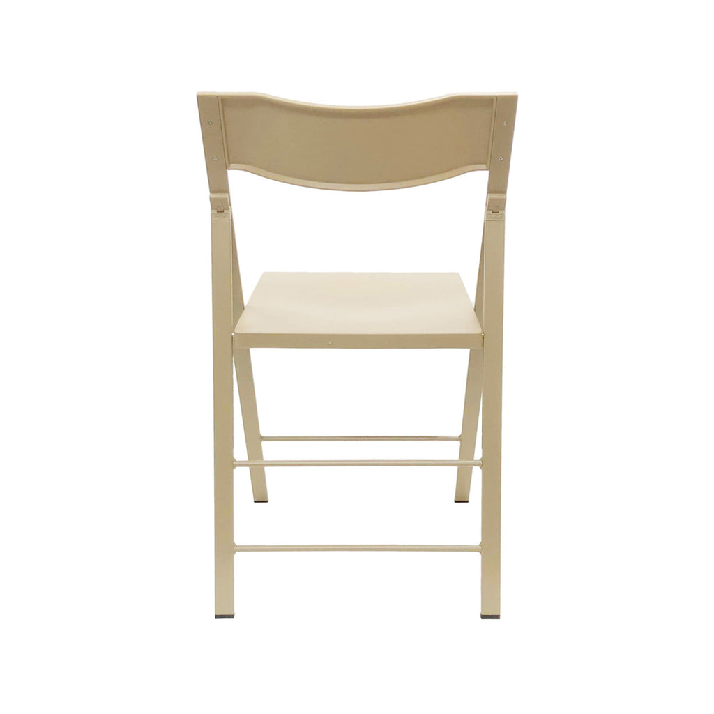 イタリア製のスリムでスタイリッシュな仕上がりが美しいベージュの折りたたみチェア（背面）