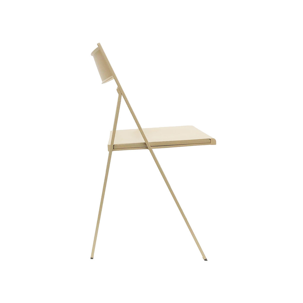 イタリア製のスリムでスタイリッシュな仕上がりが美しいベージュの折りたたみチェア（側面）