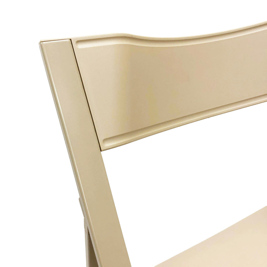 イタリア製のスリムでスタイリッシュな仕上がりが美しいベージュの折りたたみチェア（背もたれ）