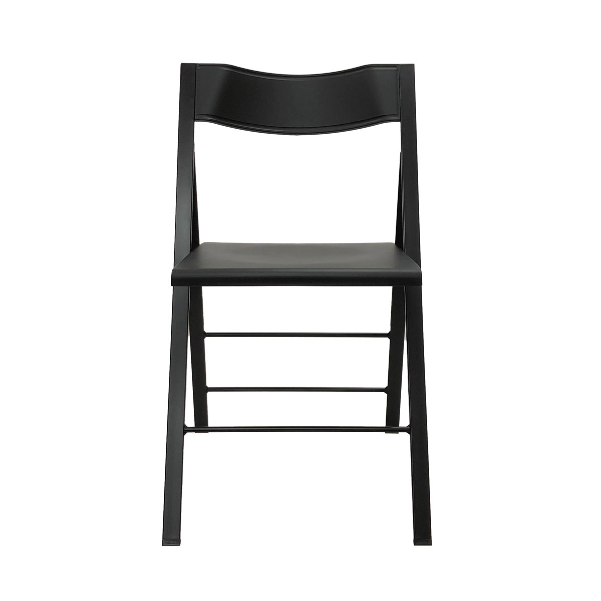 イタリア製のスリムでスタイリッシュな仕上がりが美しいブラックの折りたたみチェア（正面）