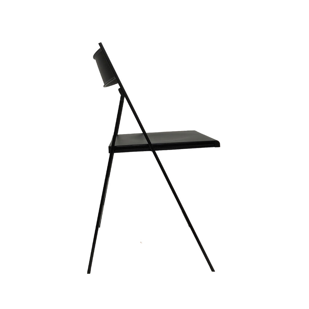 イタリア製のスリムでスタイリッシュな仕上がりが美しいブラックの折りたたみチェア（側面）