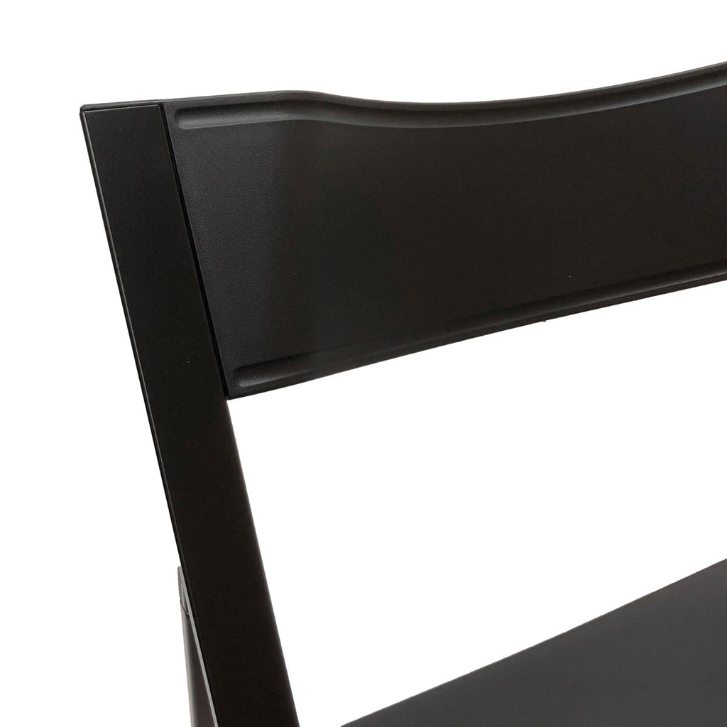 イタリア製のスリムでスタイリッシュな仕上がりが美しいブラックの折りたたみチェア（背もたれ）