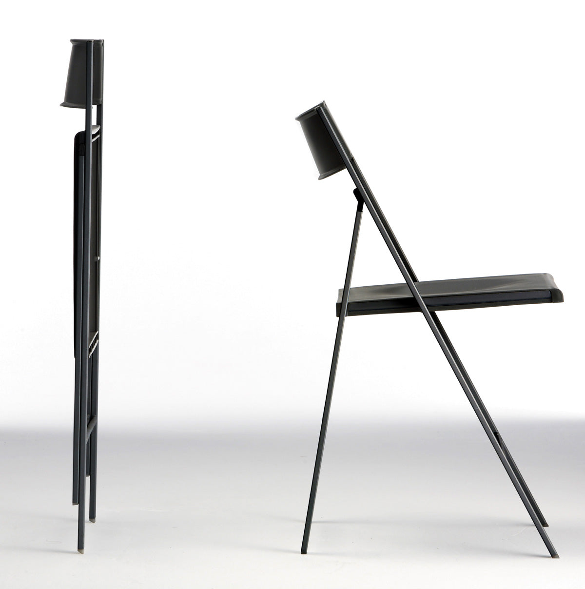 イタリア製のスリムでスタイリッシュな仕上がりが美しいブラックの折りたたみチェア（開閉）