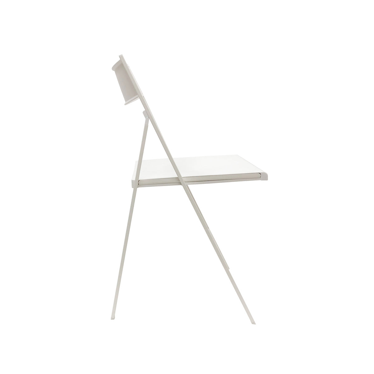 イタリア製のスリムでスタイリッシュな仕上がりが美しいホワイトの折りたたみチェア（側面）