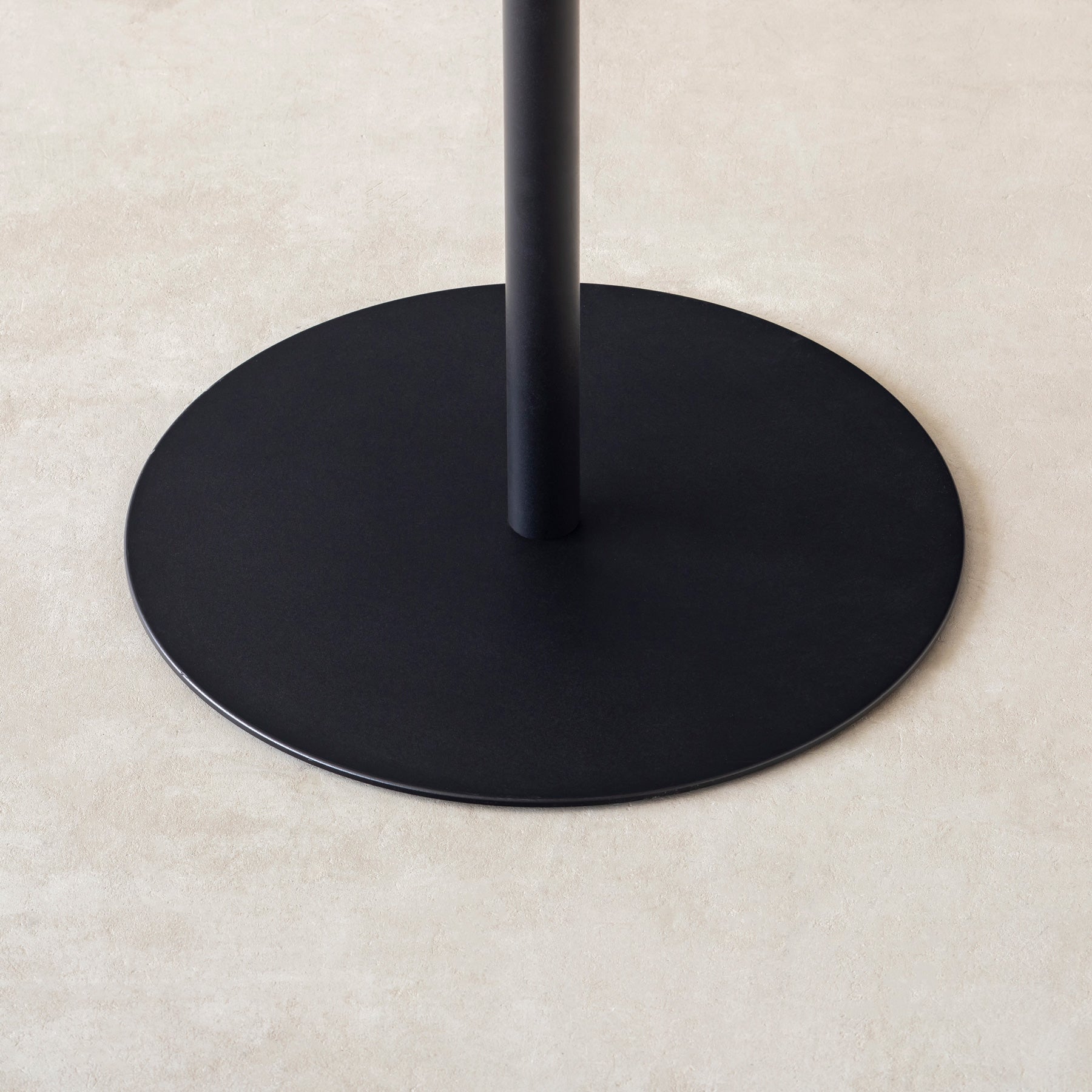 Kanademonoのウォルナットのカフェテーブル