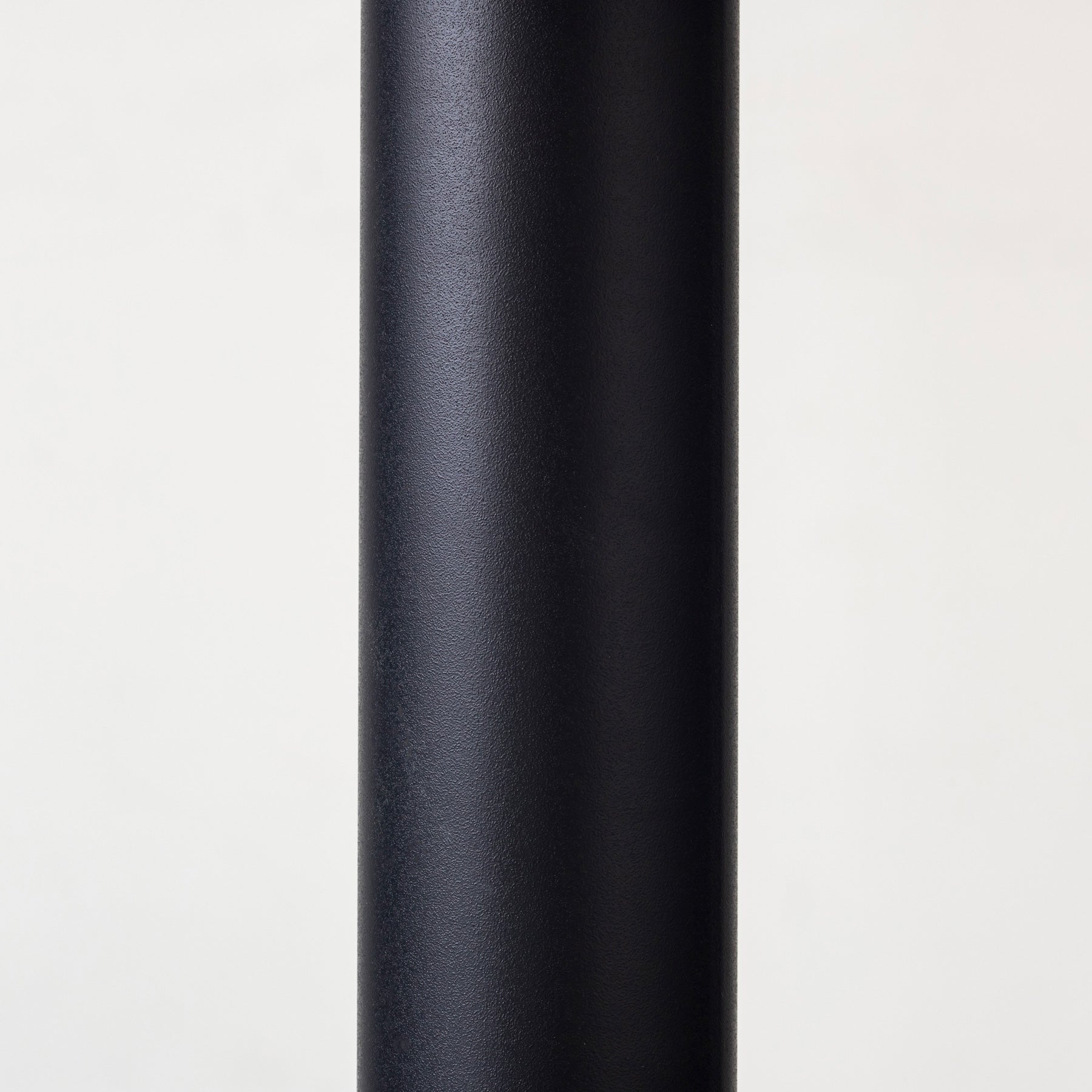 KanademonoのFENIX NTMの1本脚のカフェテーブル