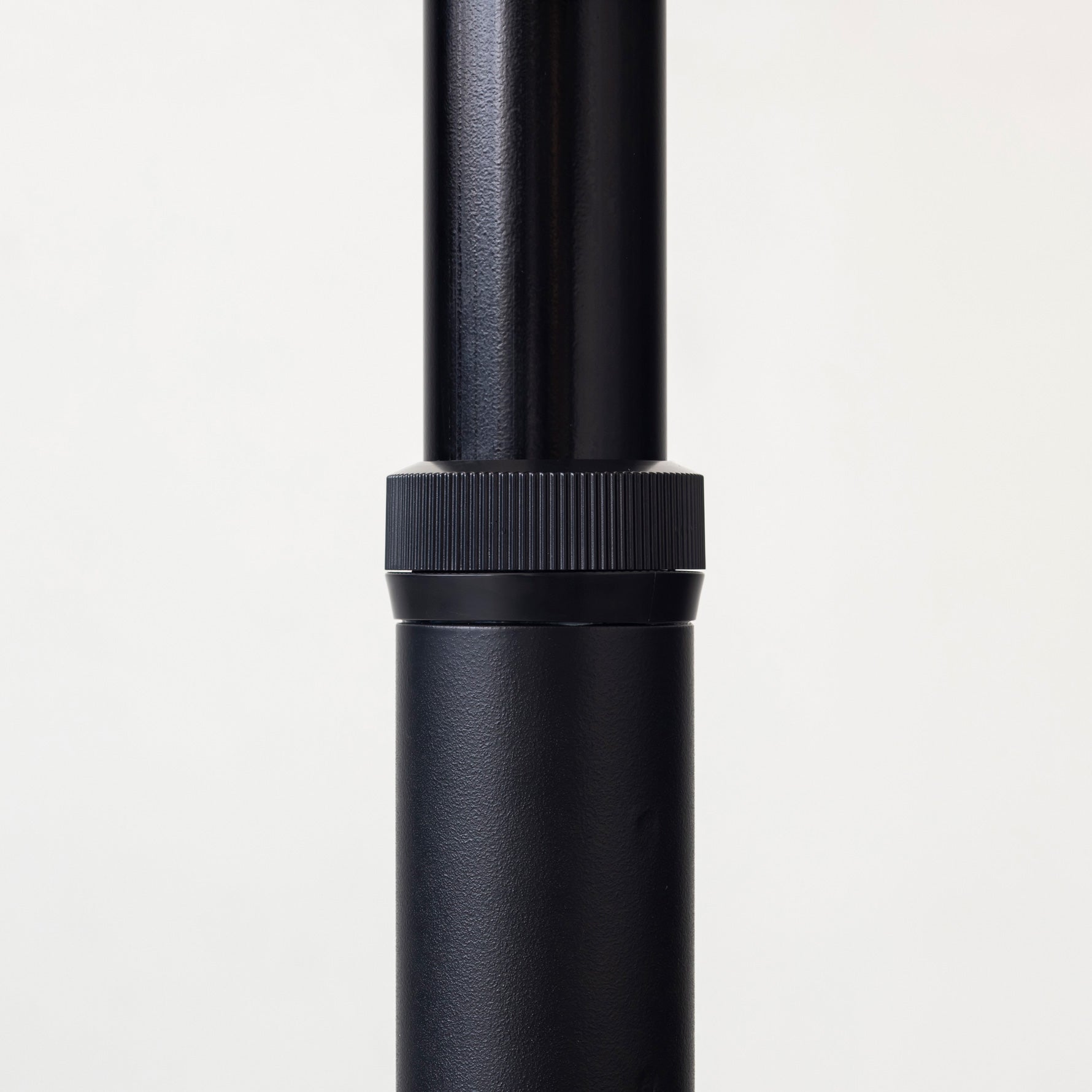 スマート造作カフェテーブル / ホワイトオーク　黒スチール脚 1本脚 × ラウンド φ61 - 70