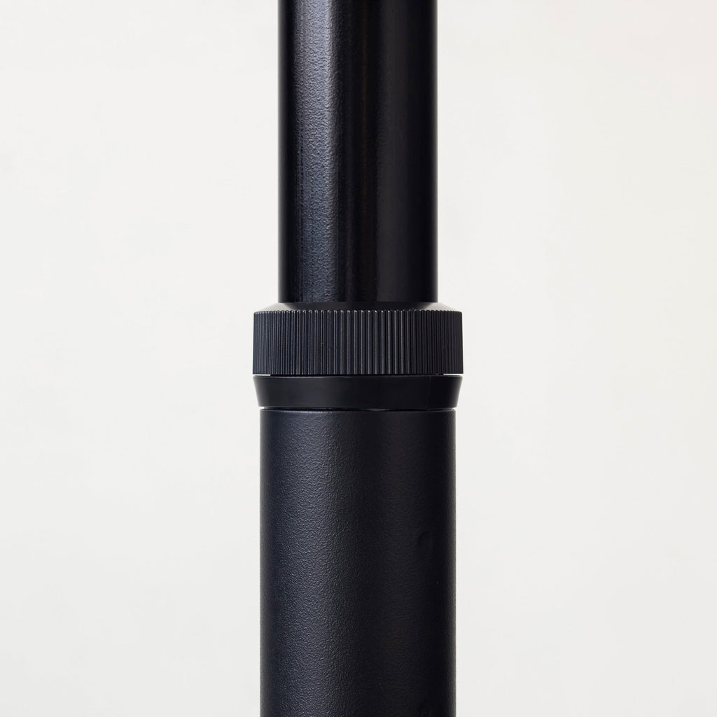 Kanademonoの無垢ウォルナットのカフェテーブル