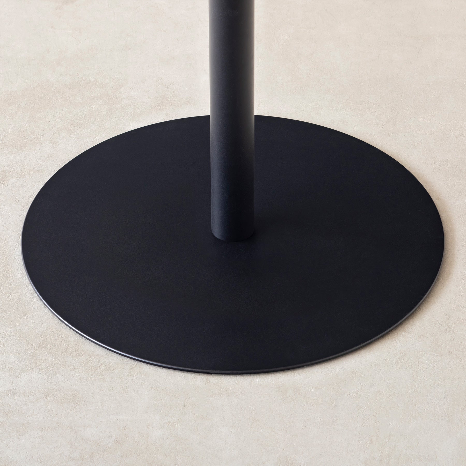 スマート造作カフェテーブル / FENIX NTM 全9色　黒スチール脚 1本脚 × ラウンド φ61 - 70