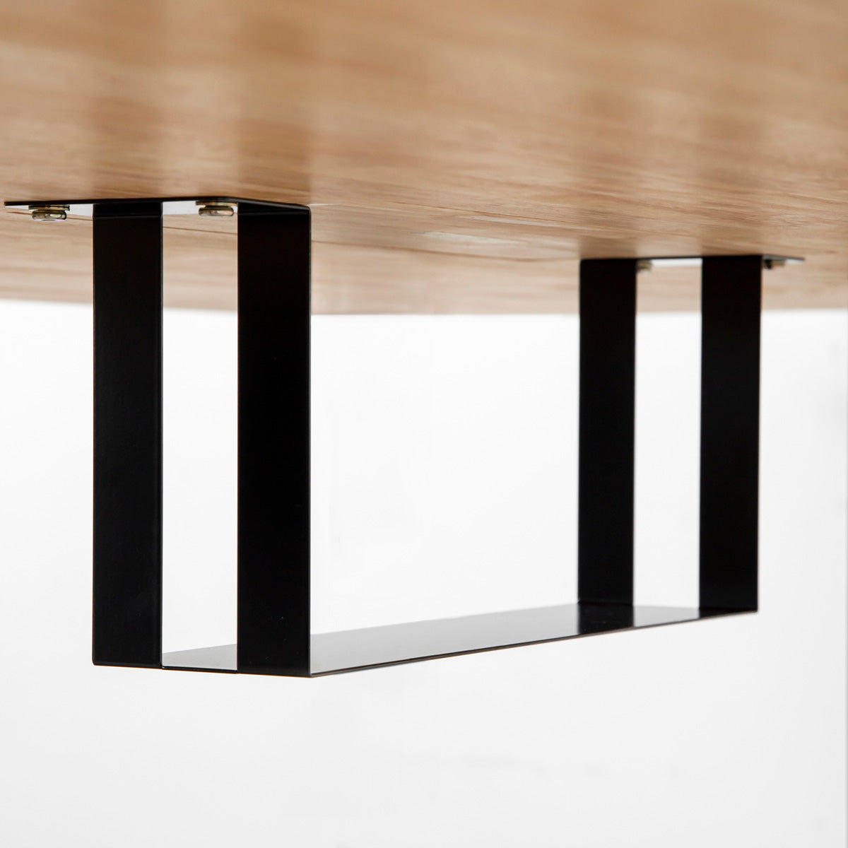 かなでもののアイアンを使用したシンプルなデザインの配線孔トレイ