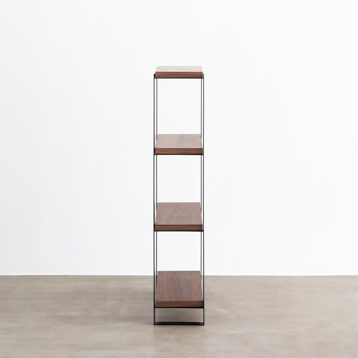 Kanademonoのウォルナットの棚板とブラックのアイアンで製作したシェルフ（側面）