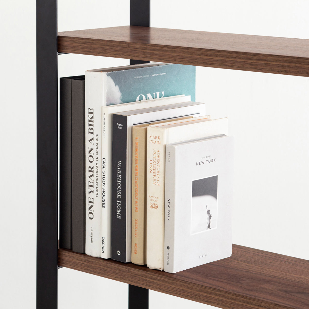 Kanademonoのウォルナットの棚板とブラックのアイアンで製作したシェルフ（使用イメージ２）