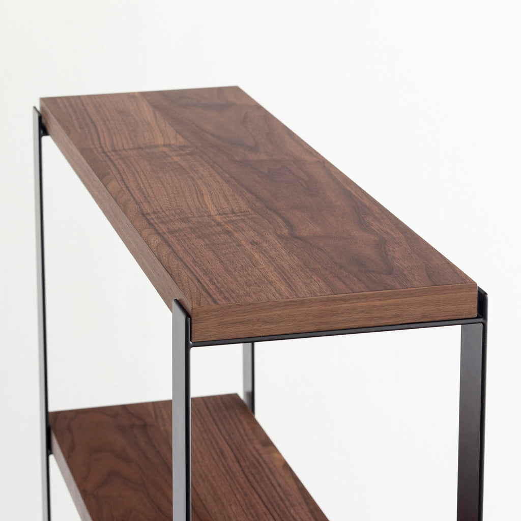 Kanademonoのウォルナットの棚板とブラックのアイアンで製作したシェルフ（上部）