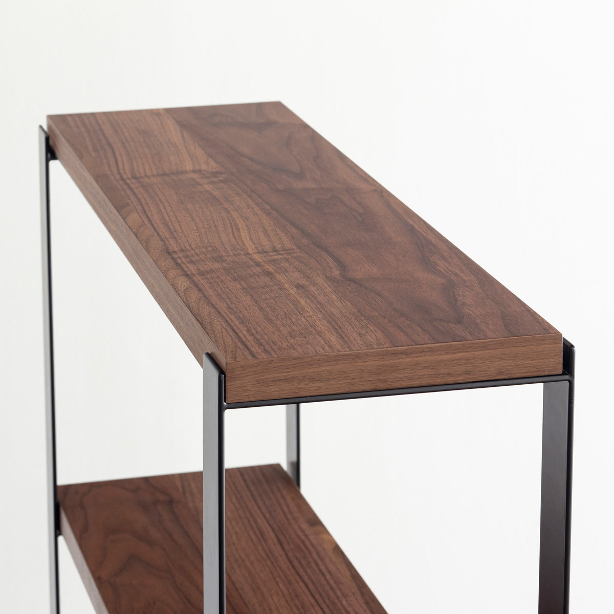 Kanademonoのウォルナットの棚板とブラックのアイアンで製作したシェルフ（上部）