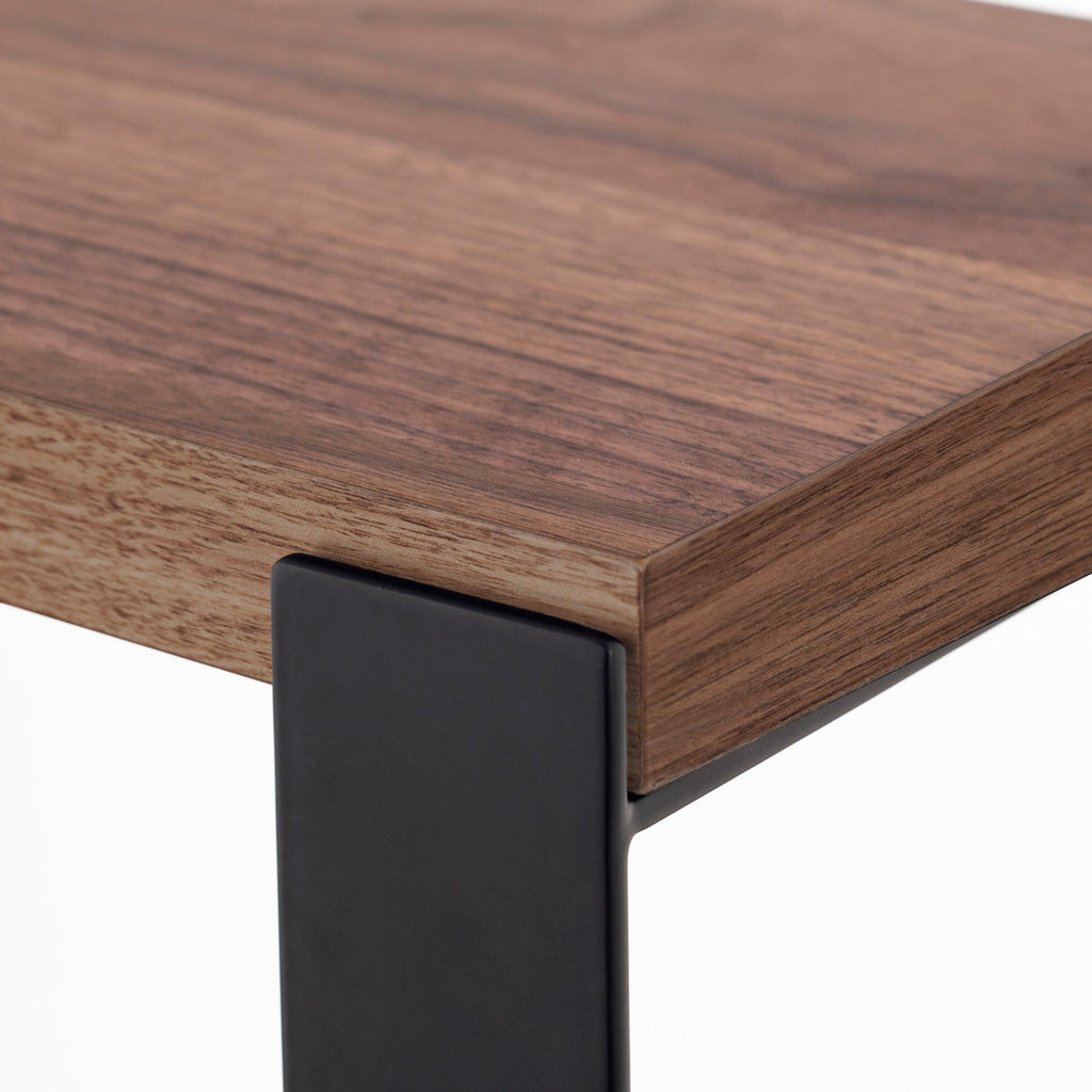 Kanademonoのウォルナットの棚板とブラックのアイアンで製作したシェルフ（上部クローズアップ）