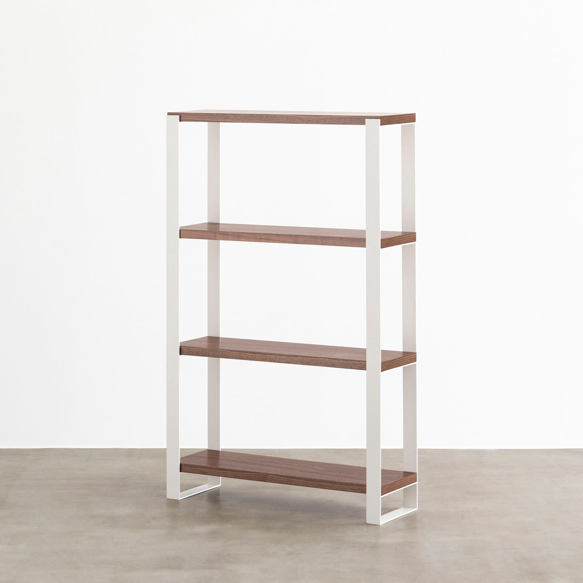 Kanademonoのウォルナットの棚板とホワイトのアイアンで製作したシェルフ