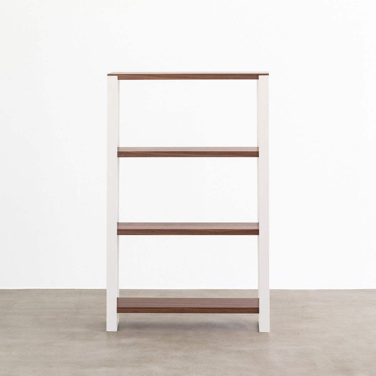 Kanademonoのウォルナットの棚板とホワイトのアイアンで製作したシェルフ（正面）